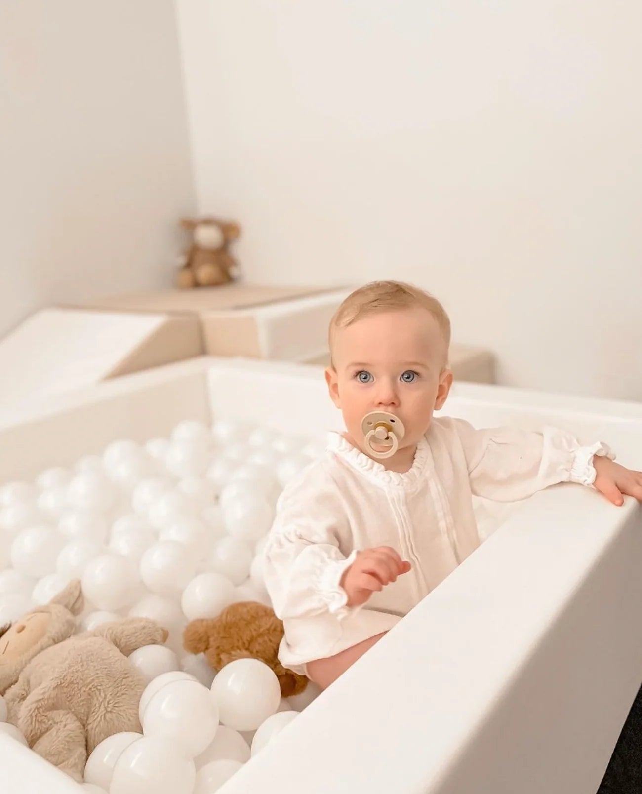 Ball Pit + 200 White, Pearl & Transparent Balls - White