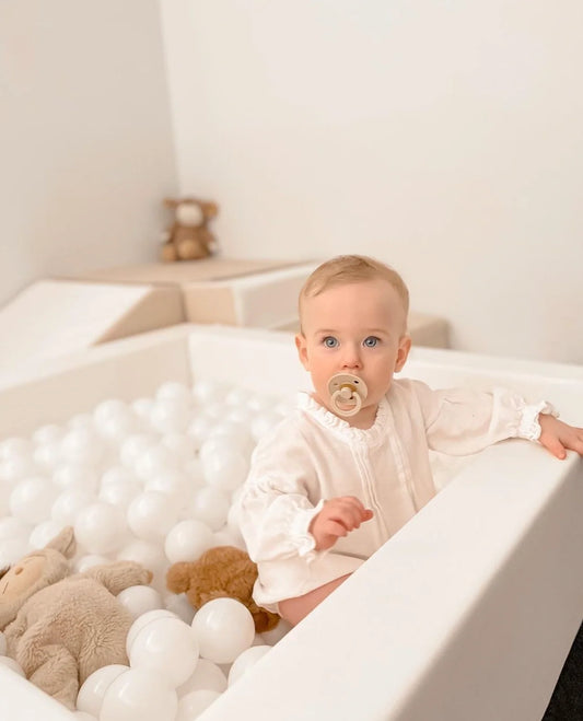Ball Pit + 200 White, Pearl & Transparent Balls - White